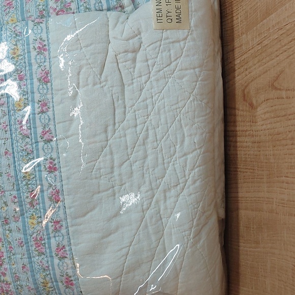 New twin size machine made quilt new floral design - Picture 3 of 4